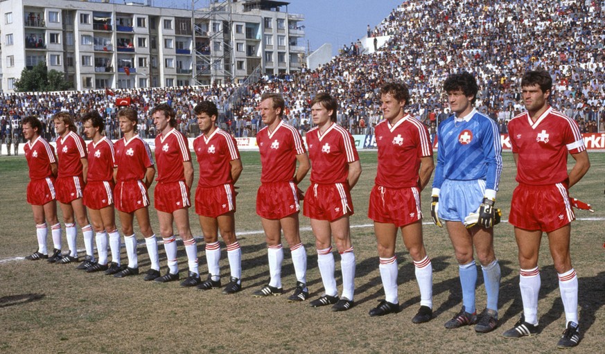 L'équipe nationale en 1986 juste avant un match amical contre la Turquie. De gauche à droite: Wehrli, Hermann, Bregy, Sutter, Botteron, Matthey, Inalbon, Geiger, Sulser, Burgener, Egli. À l'époque, on ...