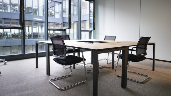 Eine Frau arbeitet am Abreitsplatz im Buero am Laptop, ihre Schutzmaske liegt auf dem Tisch, fotografiert am Donnerstag, 14. Januar 2021, in Zuerich. Per Verordnung des Bundesrates vom 13. Januar 2021 ...