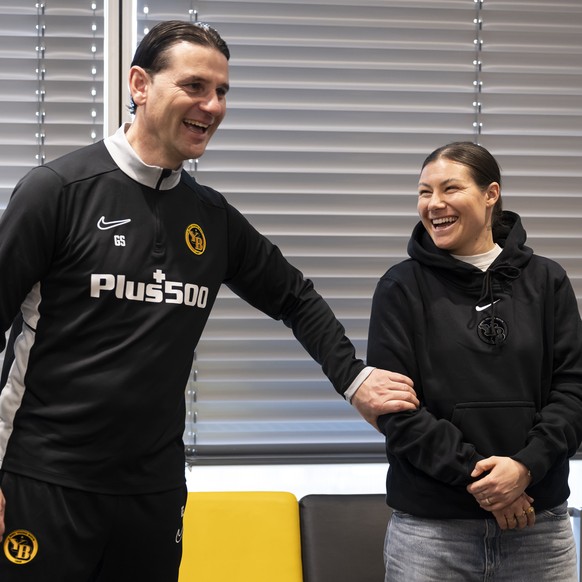 YBs Trainer Gerardo Seoane, links, lacht mit der neuen YB-Spielerin Ramona Bachmann vor einer Medienkonferenz der BSC YB Frauen, im Stadion Wankdorf in Bern, am Mittwoch, 14. Januar 2026. (KEYSTONE/An ...