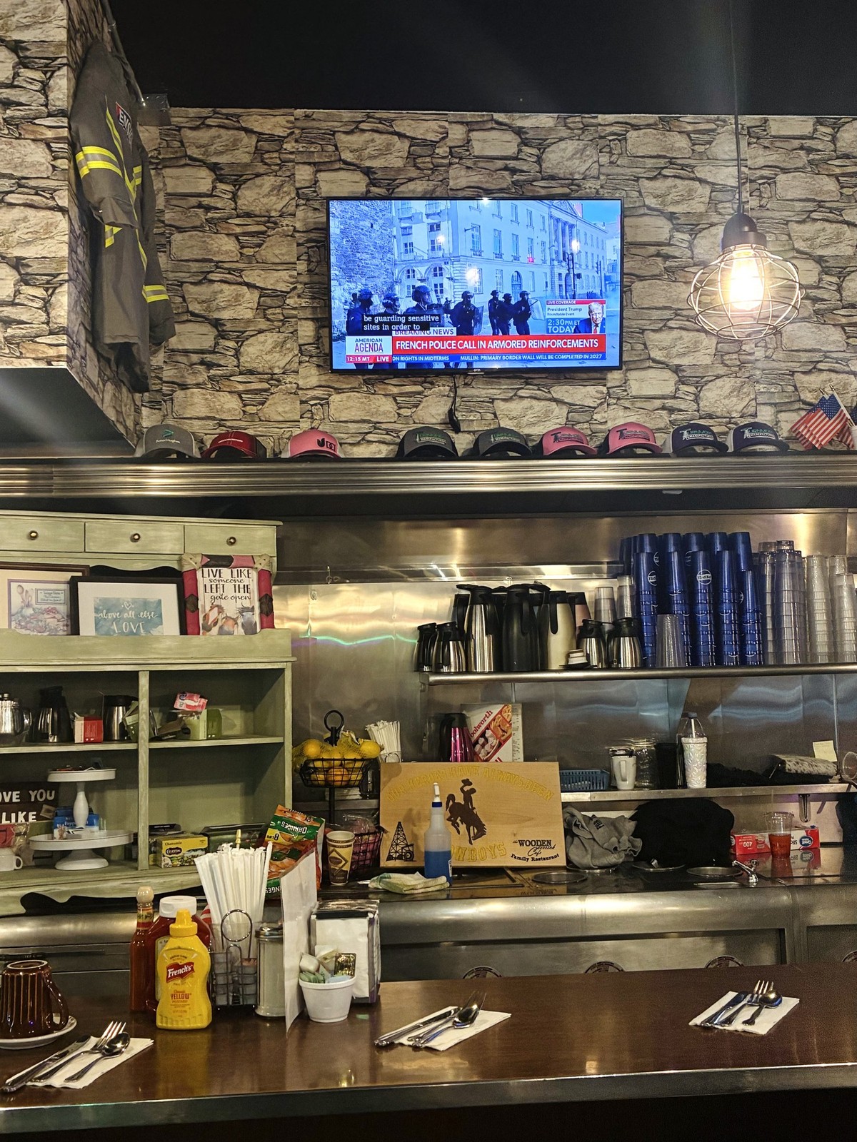 Un dinner de Casper, dans le Wyoming. Entre deux meetings de Trump, la chaîne ultra-conservatrice Newsmax diffuse des images des émeutes dans les rues de France.