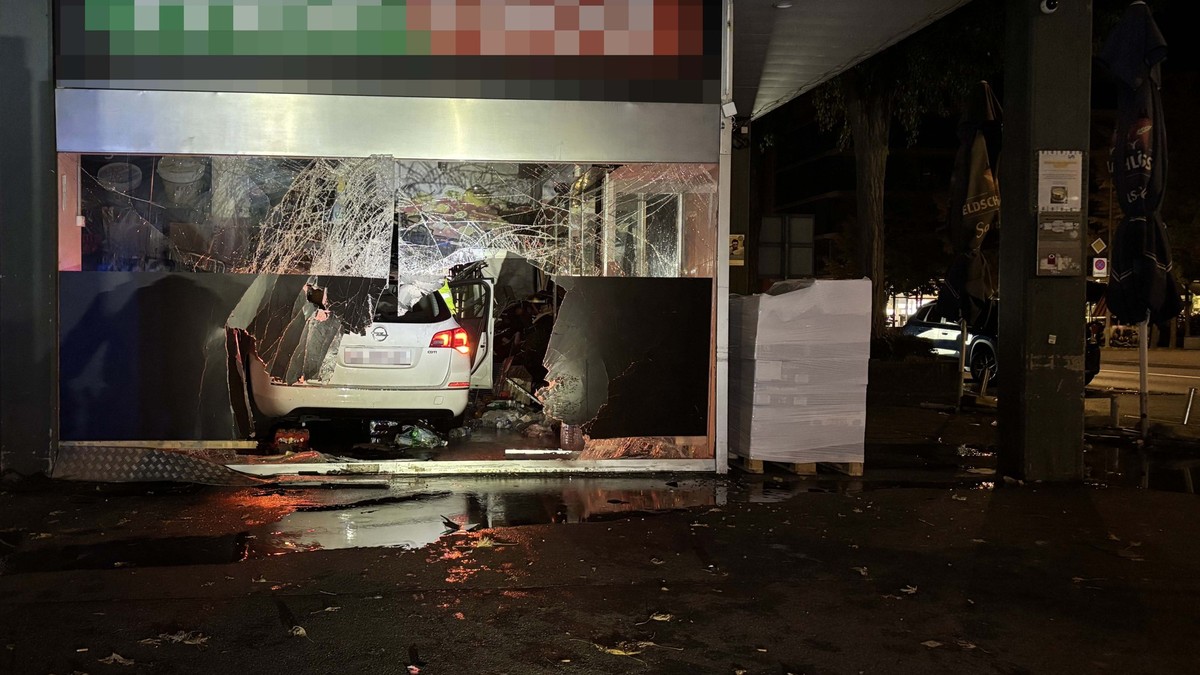 Junglenker-flieht-auf-A1-vor-Polizeikontrolle-und-kracht-in-Wettingen-AG-in-Laden