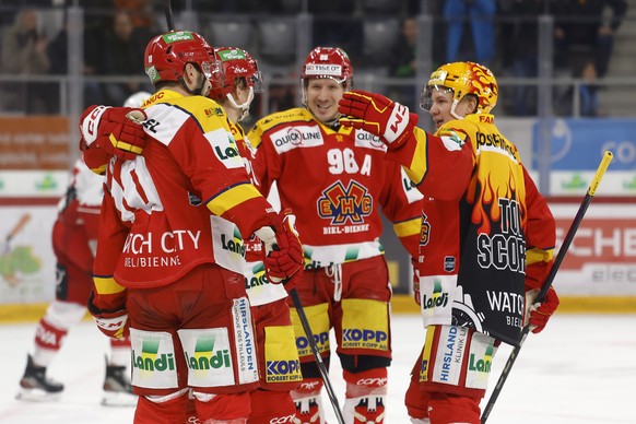 Biels Luca Cunti, links, jubelt mit Biels PostFinance Top Scorer Toni Rajala, rechts, nach dem Tor zum 3-2 im Eishockey Meisterschaftsspiel der National League zwischen dem EHC Biel und SC Rapperswil- ...