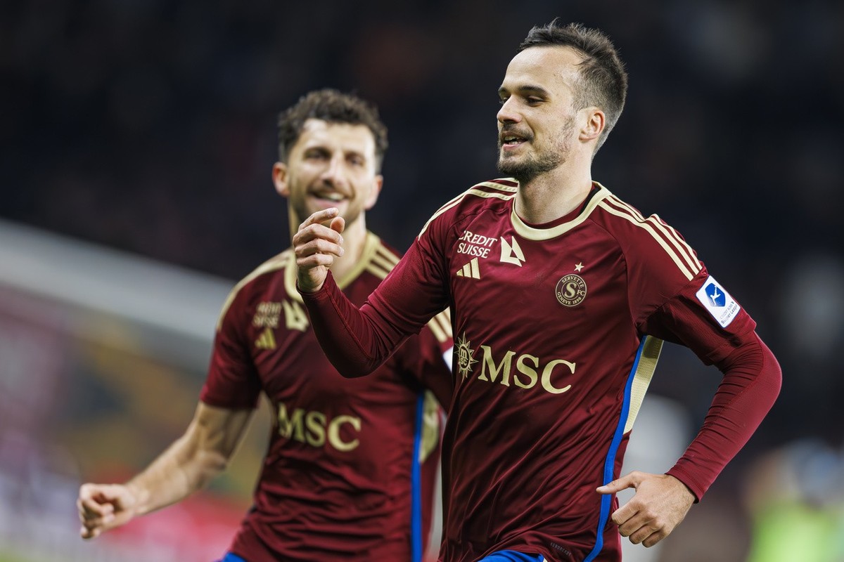 L'attaquant genevois Jeremy Guillemenot, droite, celebre son but avec le milieu genevois Miroslav Stevanovic, gauche, avant que celui-ci ne soit annule lors de la rencontre de football de Super L ...