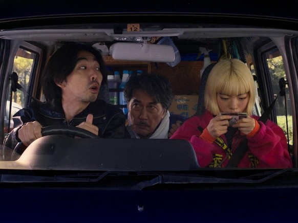 Kôji Yakusho, Aoi Yamada, and Tokio Emoto in Perfect Days (2023)