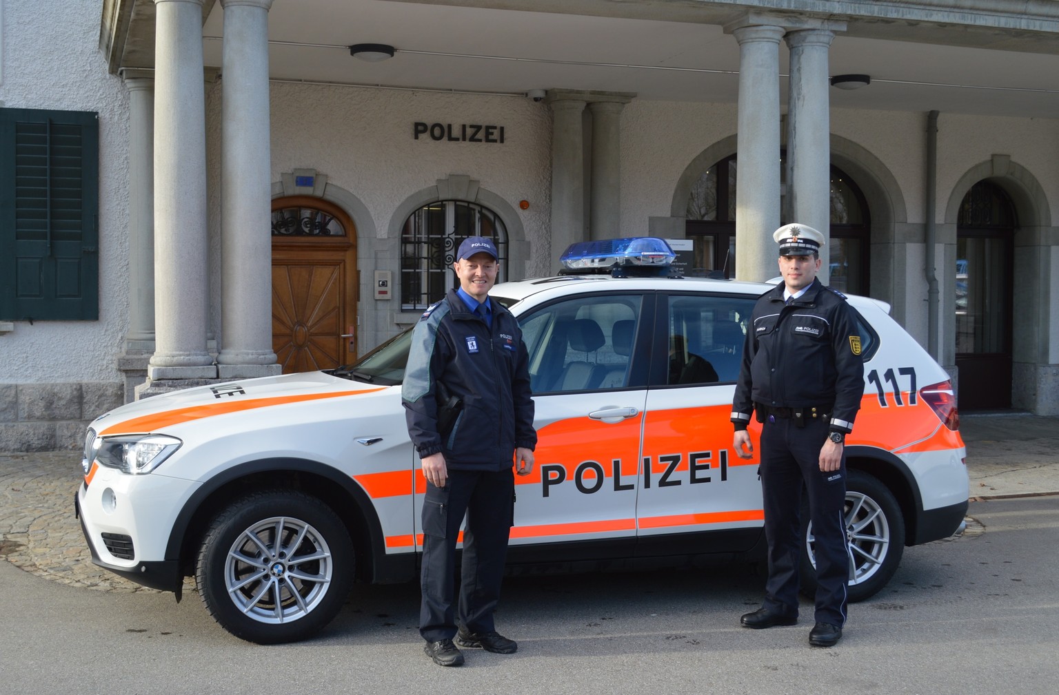 In deutscher Uniform:&nbsp;Polizeiobermeister Tobias Kalmbach und Stellvertreter Regionenchef Hinterland, Feldweibel Frank Eggenberger.