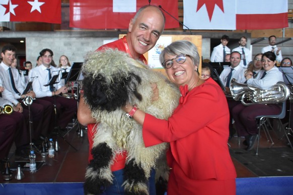 Le conseiller d&#039;Etat valaisan Christophe Darbellay, gauche, offre un mouton a tete noir a la conseillere federale Elisabeth Baume-Schneider, droite, lors du 118eme Marche-Concours National de che ...