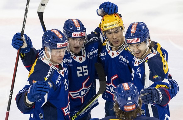 Klotens PostFinance Top Scorer Jonathan Ang, Mitte, jubelt mit seinen Mitspielern nach dem 1:0 Tor im Eishockeyspiel der National League zwischen dem EHC Kloten und Fribourg-Gotteron am Montag, 2. Jan ...