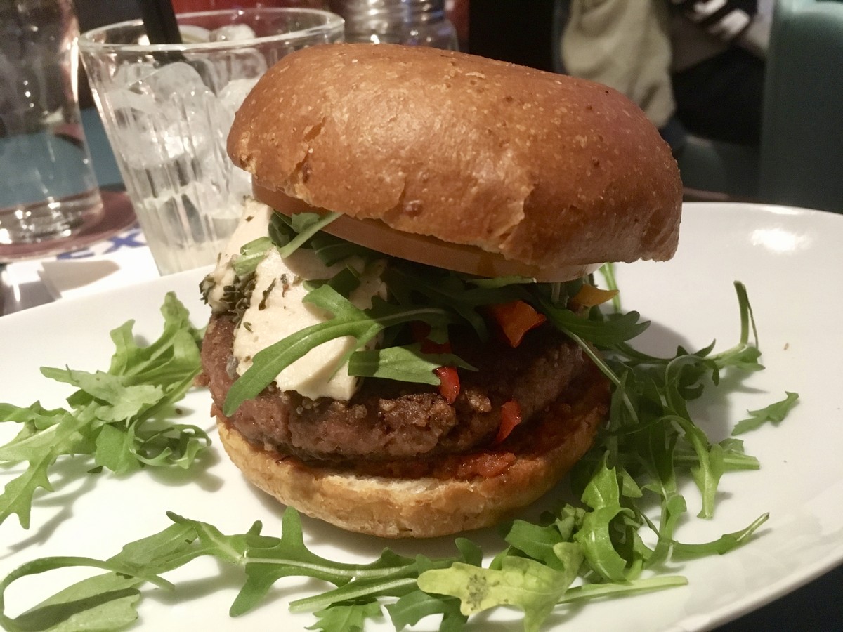 Tallulah Baroni testet den fleischlosen Beyond Burger. vegan co2 neutral vegetarisch vegi chili cheese fries nasty shake loaded milkshake amerikanisch food essen helvti diner zürich hamburger