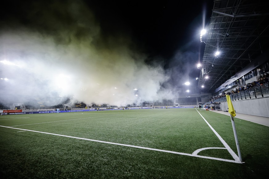 Rauch von Pyros ueber dem Stadion waehrend des.Schweizer Fussball Cup 1/8 Finalspiel zwischen dem FC Schaffhausen und dem FC Luzern, am Mittwoch, 27. Oktober 2021 in Schaffhausen. (KEYSTONE/Michael Bu ...