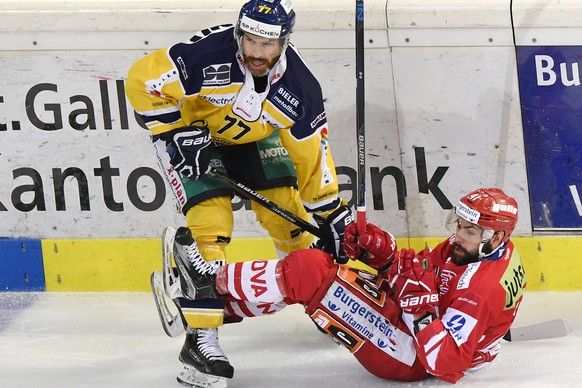 Der Lakers Leandro Profico, rechts, gegen den Langenthaler Philipp Rytz, links, im zweiten Eishockey Playoff-Finalspiel der National League B zwischen den SC Rapperswil-Jona Lakers und dem SC Langenth ...