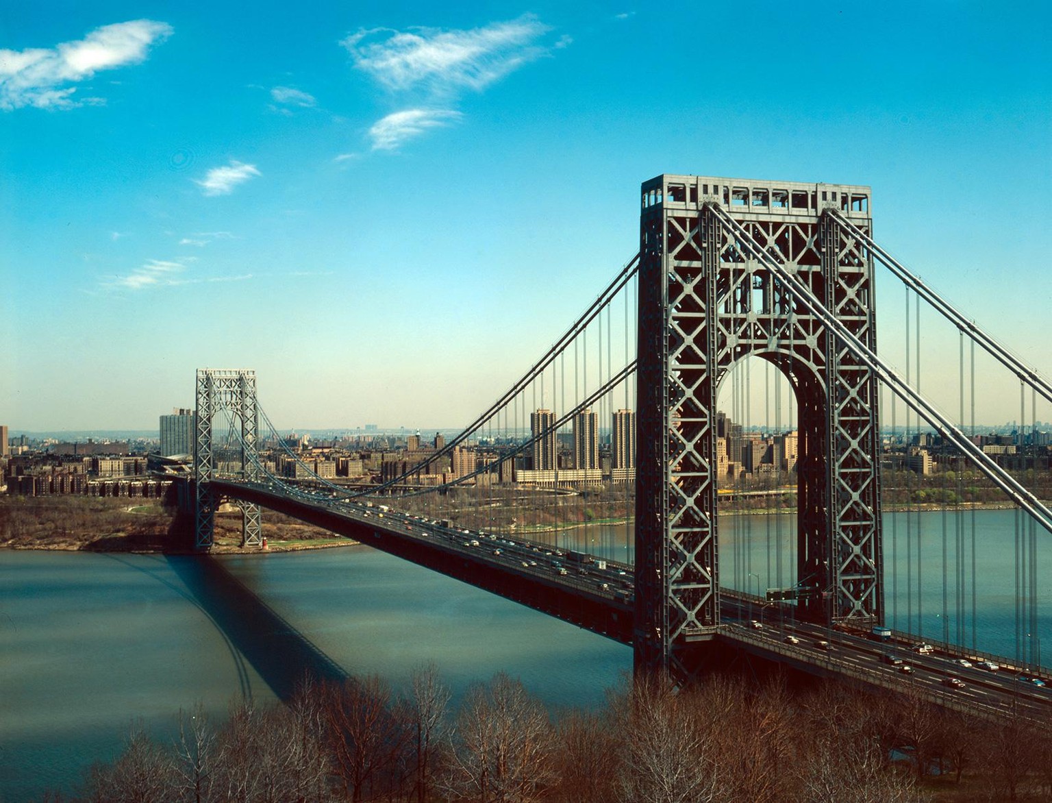 Die George Washington Bridge in New York, fertiggestellt 1931.
https://www.loc.gov/pictures/item/ny1264.color.570678c/