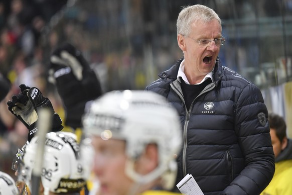 SC Bern Cheftrainer Kari Jalonen bejubelt einen Treffer, beim Eishockey-Qualifikationsspiel der National League A zwischen dem HC Davos und dem SC Bern, am Freitag, 3. November 2017, in der Vaillant A ...