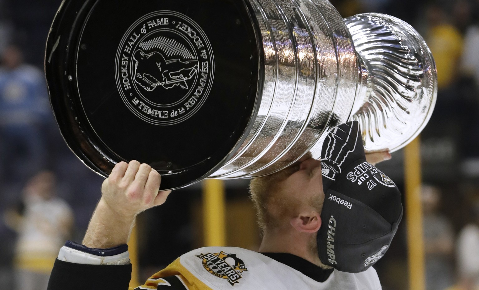 Pittsburgh Penguins&#039; Patric Hornqvist, of Sweden, kisses the Stanley Cup after defeating the Nashville Predators 2-0 in Game 6 of the NHL hockey Stanley Cup Final, Sunday, June 11, 2017, in Nashv ...