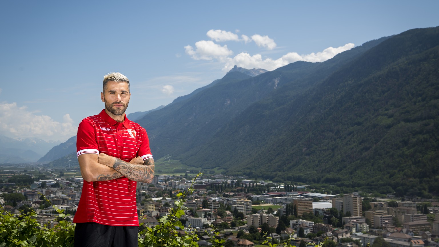 Valon Behrami, le nouveau joueur du FC Sion pose pour le photographe lors d?une conference de presse du FC Sion ce jeudi 4 juillet 2019 a Martigny. (KEYSTONE/Jean-Christophe Bott)