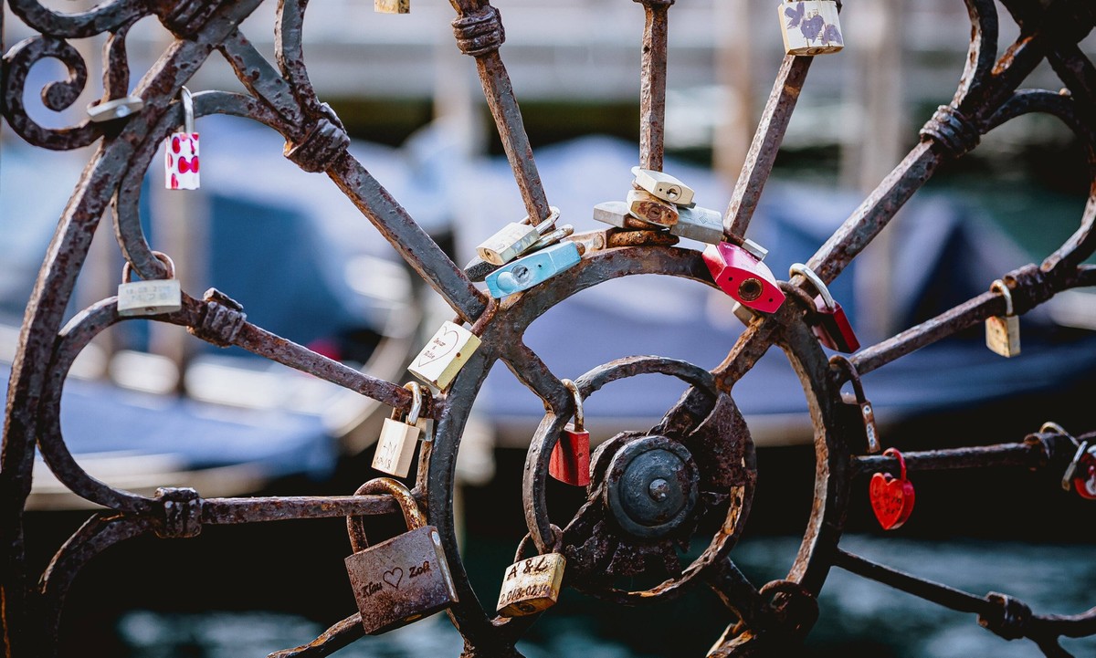 Venedig THEMENBILD - Liebesschloesser an einem Messingzaun, aufgenommen am 05. Oktober 2019 in Venedig, Italien // Love locks on a brass fence, in Venice, Italy on 2019/10/05. Venice THEMENBILD Love l ...
