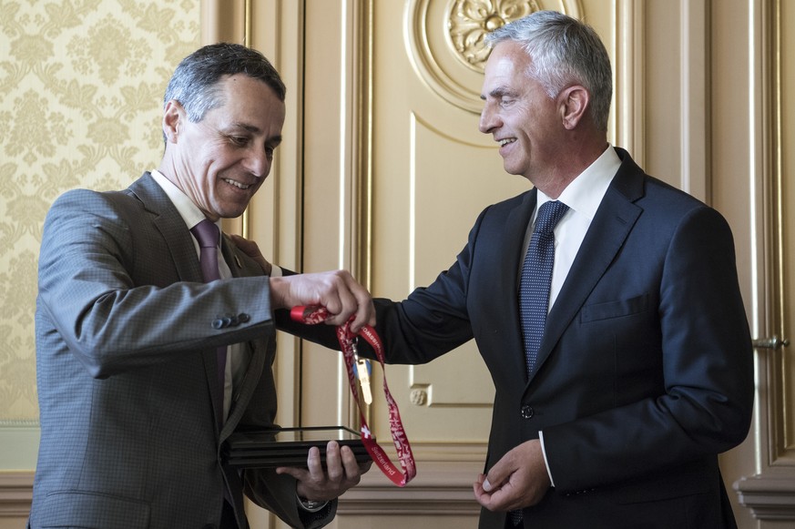 Bundesrat Didier Burkhalter, rechts, und sein Nachfolger Ignazio Cassis sprechen bei der Schluesseluebergabe des Departementes des EDA, am Dienstag, 31. Oktober 2017, in Bern. (KEYSTONE/POOL/Peter Sch ...