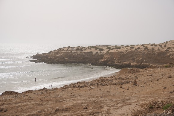 Imsouane, Marrokko, Surfstrand «La Cathédrale» im Juli 2024. An dieser Küste standen einst Häuser mit Shops, Restaurants und Wohnungen. Im Juli sah die Küste des beliebten Surfstrands «La Cathédrale»  ...