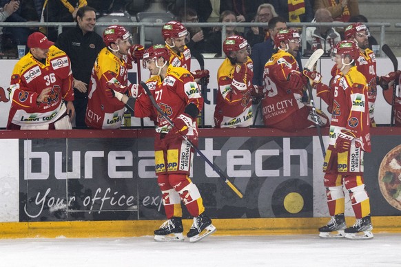 Biels Spieler feiern ihren Treffer zum 1-0 im ersten Eishockey Playoff Viertelfinalspiel der National League zwischen dem EHC Biel und dem SC Bern, am Dienstag, 14. Maerz 2023, in der Tissot Arena in  ...