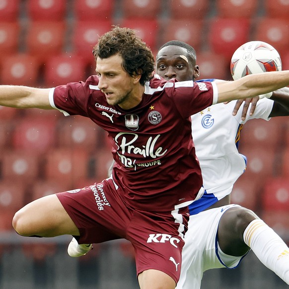 Grasshopper Toti Gomes, rechts, im Spiel gegen Servettes Miroslav Stevanovic, links, beim Fussballspiel der Super League zwischen dem Grasshopper Club Zuerich und Servette FC im Stadion Letzigrund in  ...