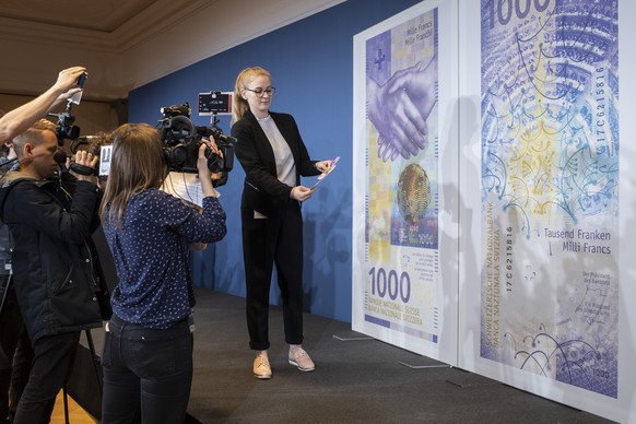 Journalisten filmen das Erscheinungsbild der neuen 1000-Note am Dienstag, 5. Maerz 2019 in Zuerich. Die neue Banknote wird ab dem 13. Maerz in Umlauf genommen. (KEYSTONE/Ennio Leanza)