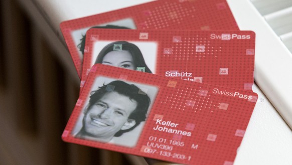 ZUR MELDUNG, DASS „SWISSPASS“-KUNDEN AUF AUTOMATISCHE VERLAENGERUNG VERZICHTEN KOENNEN, STELLEN WIR IHNEN AM DONNERSTAG, 23. APRIL 2015, FOLGENDES ARCHIVBILD ZUR VERFUEGUNG - Der SwissPass ist zu sehe ...