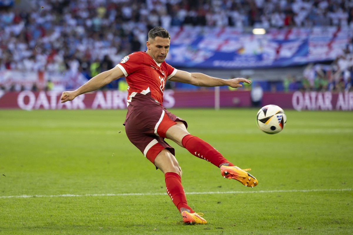 Switzerland's Fabian Schaer in action during the quarter final match between England and Switzerland at the Euro 2024 soccer tournament in Duesseldorf, Germany, Saturday, July 6, 2024. (KEYSTONE/ ...
