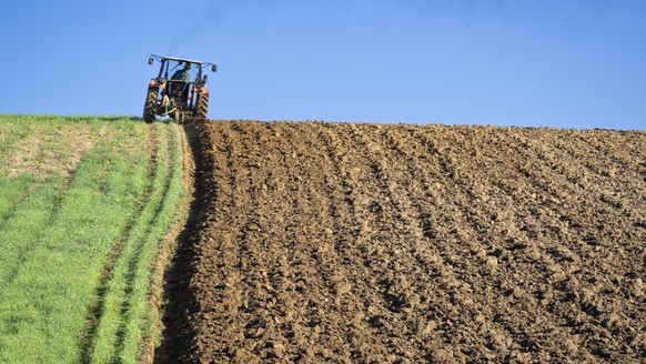 Ein Landwirt pfluegt ein Acker mit dem Traktor, am Mittwoch, 6. September 2023 in der naehe von Affoltern im Emmental. (KEYSTONE/ Marcel Bieri)