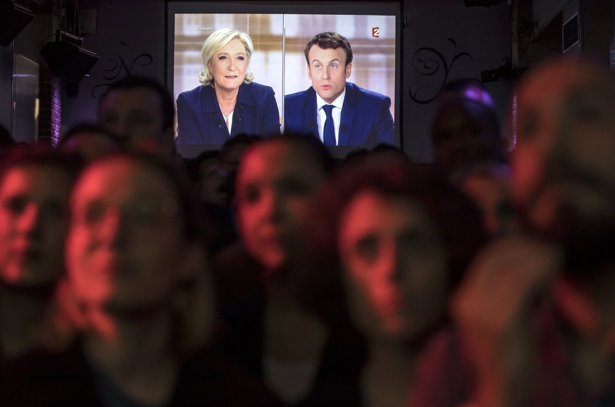 epaselect epa05942651 Supporters of French presidential election candidate Emmanuel Macron for the 'En Marche!' movement (Onwards!) watch a live brodcast of the face-to-face televised debate ...