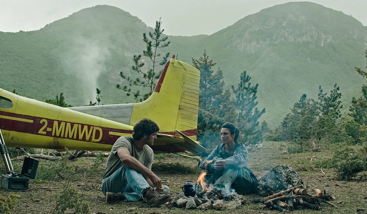 Jacob Elordi and Margaret Qualley USA. Jacob Elordi and Margaret Qualley in C20th Century Studios new movie: The Dog Stars 2026. Plot: In a post-apocalyptic world, a virus wipes out humanity. Survivor ...