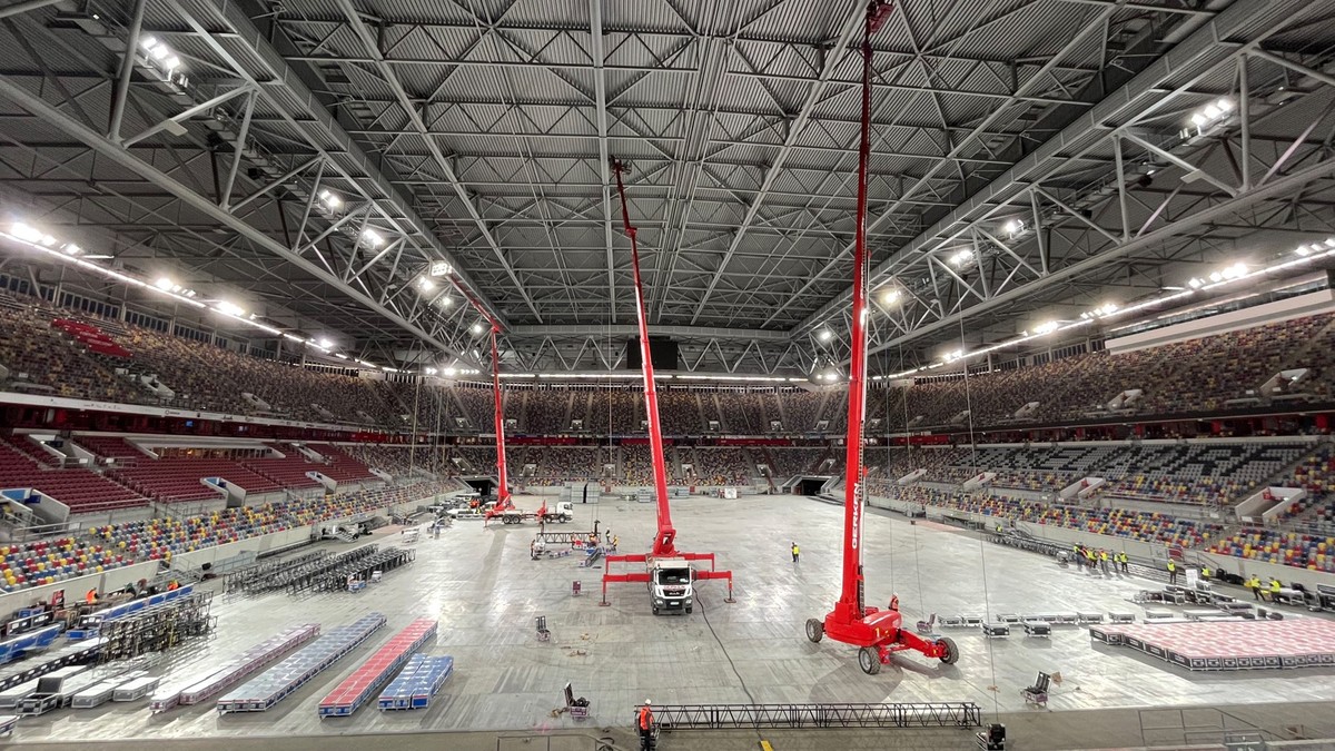 Les engins de chantier ont pris possession de la MERKUR Spiel-Arena à Düsseldorf pour y installer un terrain de 40x20m sur la pelouse. C'est là que se produira la Suisse mercredi.