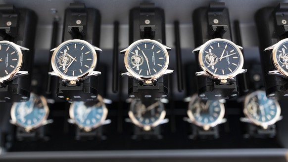 Watches of the Swiss luxury watch brand Raymond Weil on a device intended for a quality test, in Geneva, Switzerland, on October 8, 2018. (KEYSTONE/Gaetan Bally) 

Uhren der Schweizer Luxusuhrenmarke  ...