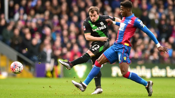 Shaqiri im Zweikampf mit Torschütze Zaha.