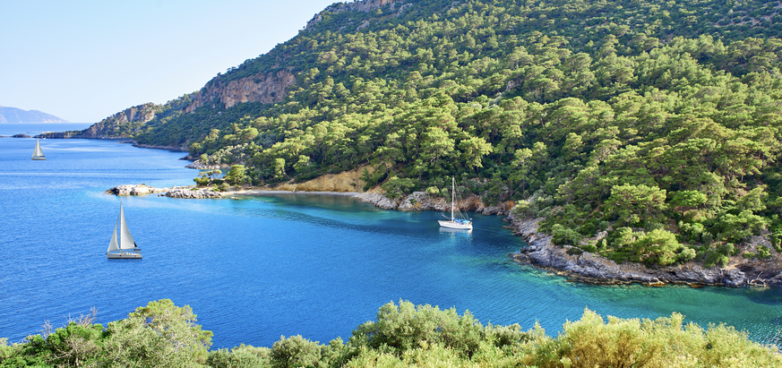 Einige der Buchten der Hafenstadt Fethiye an der türkischen Riviera im Südwesten des Landes.