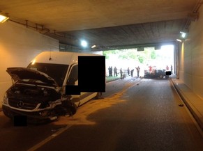 Der verstorbene Autofahrer prallte in diesen Lieferwagen