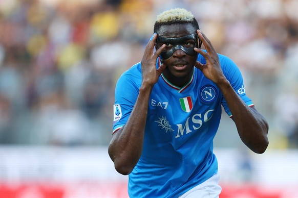 epaselect epa10807928 Victor Osimhen of Napoli celebrates after scoring the 2-1 lead during the Serie A soccer match between Frosinone Calcio and SSC Napoli at Benito Stirpe stadium in Frosinone, Ital ...