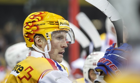 Kloten's Tommi Santala, of Finland, waits on the bench, during the game of National League A (NLA) Swiss Championship between Geneve-Servette HC and EHC Kloten Flyers, at the ice stadium Les Vern ...