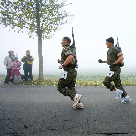 Bruno Daehler fuehrt am Frauenfelder Waffenlauf am 19. November 2006 die Gruppe vor Ruedi Walker und Felix Schenk an. Daehler gewinnt den Lauf. Der Waffenlauf ist eine Schweizer Laufsportvariante bei  ...