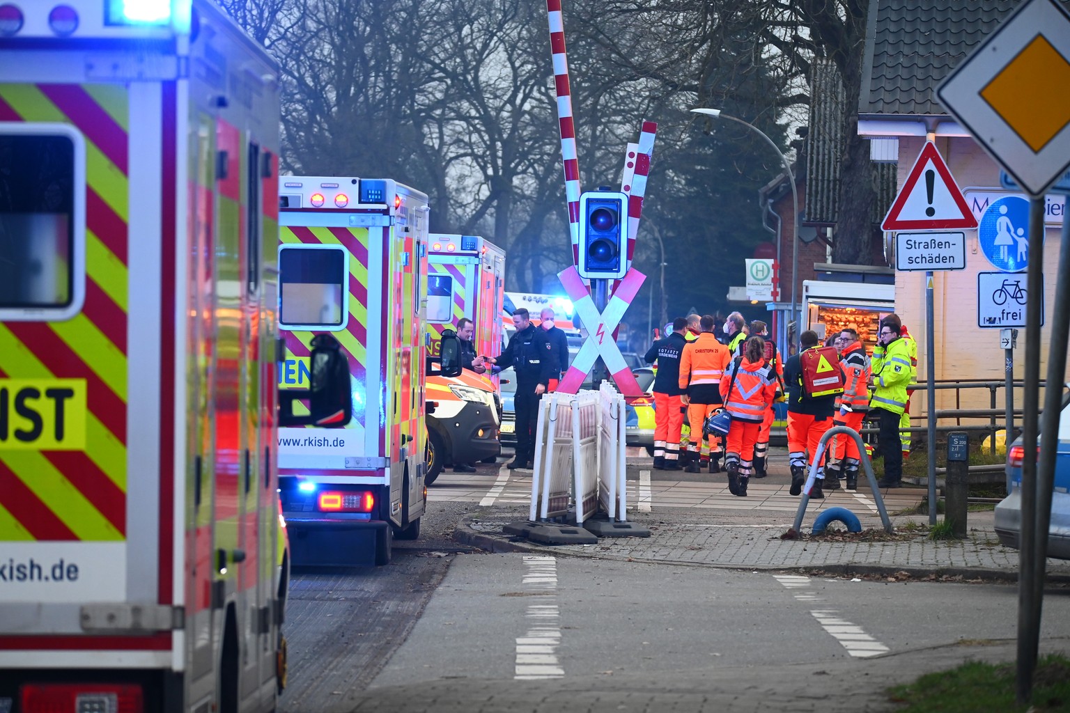 dpatopbilder - 25.01.2023, Schleswig-Holstein, Brokstedt: Einsatzkr