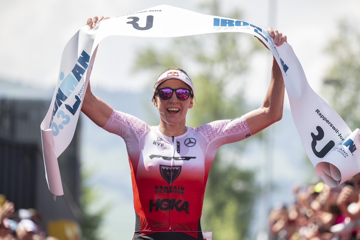 ARCHIVBILD ZUM RUECKTRITT VON DANIELA RYF --- Switzerland's Daniela Ryf celebrates after winning the Ironman 70.3 triathlon in Rapperswil, Switzerland, Sunday, June 11, 2023. (KEYSTONE/Ennio Lean ...