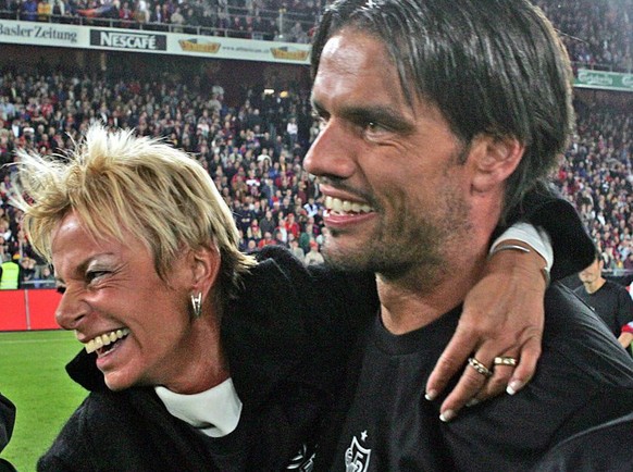 FC Basels Maezenin Gigi Oeri, die Spieler Pascal Zuberbuehler und Patrick Mueller, von links, freuen sich ueber den gewonnen Titel Schweizermeister 2005 nach dem Super League Spiel am Mittwoch, 11. Ma ...