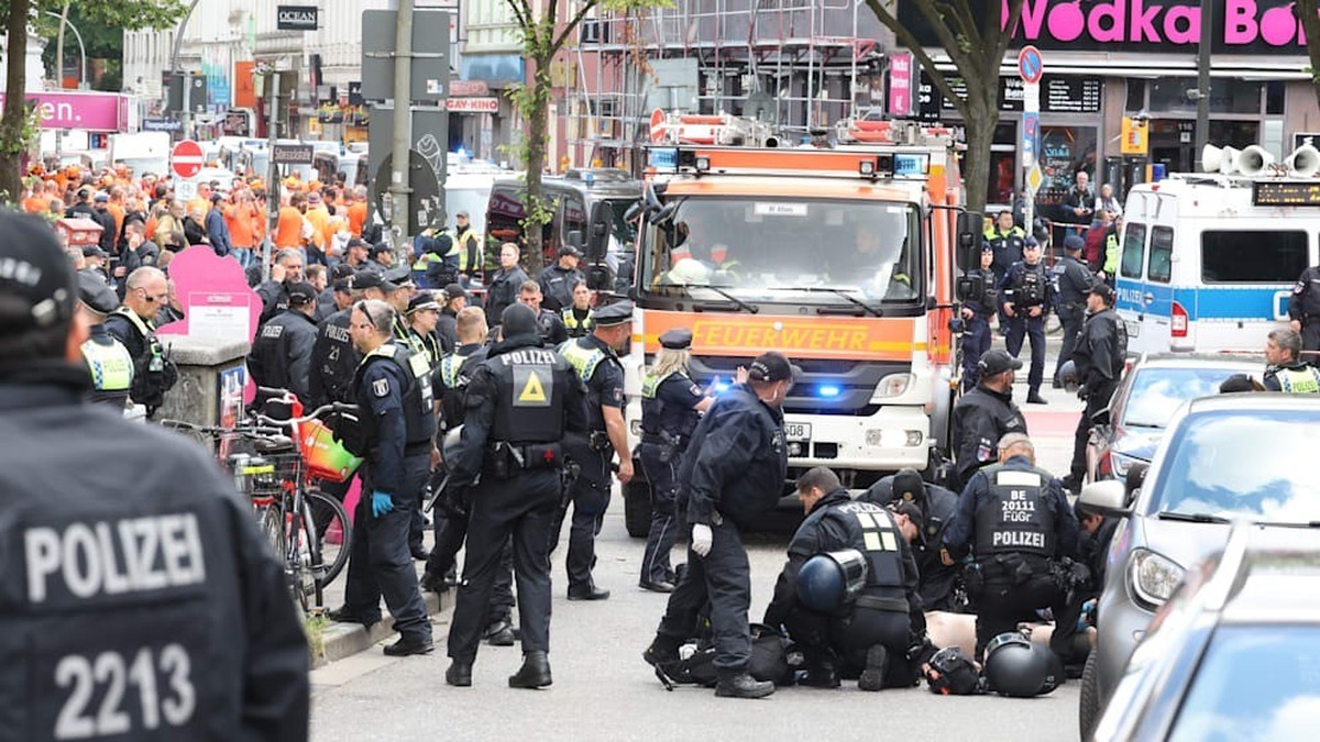 L'assaillant (en bas à droite) a été maîtrisé par la police.