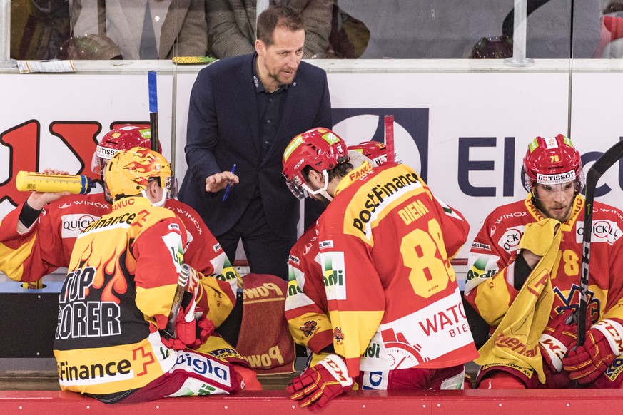 Cheftrainer Antti Toermaenen, Mitte, instruiert seine Spieler im fuenften Eishockey Playoff-Halbfinalspiel der National League zwischen dem HC Biel und dem HC Lugano, am Donnerstag, 5. April 2018, in  ...