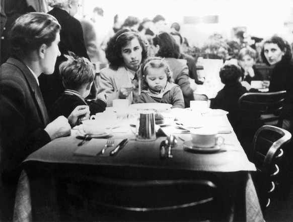 Eine ungarische Fluechtlingsfamilie aus einer Gruppe von 118 Fluechtlingen, die mit einem Transport eintrafen, bei der Verpflegung an der Schweizer Grenze in Buchs SG, aufgenommen am 8. November 1956. ...