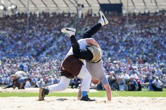 Florian Gnaegi, links, und Lorenz Blatter, rechts, im 3. Gang am Eidgenoessischen Schwing- und Aelplerfest (ESAF) Estavayer 2016 in Payerne, am Samstag, 26. August 2016. (KEYSTONE/Urs Flueeler)