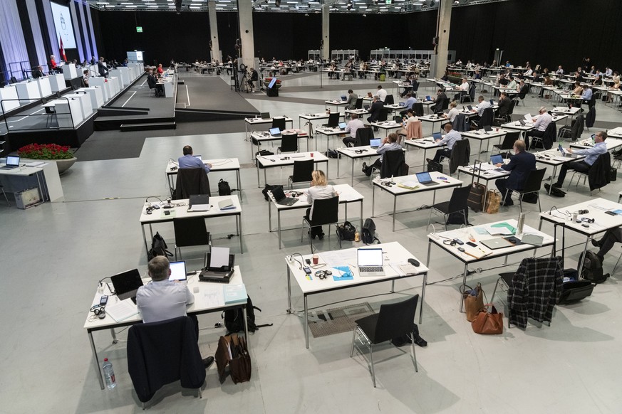 Die Mitglieder der Grossen Kammer tagen am ersten Tag der ausserordentlichen Session der Eidgenoessischen Raete zur Corona-Krise, am Montag, 4. Mai 2020 im Nationalrat in einer Ausstellungshalle der B ...