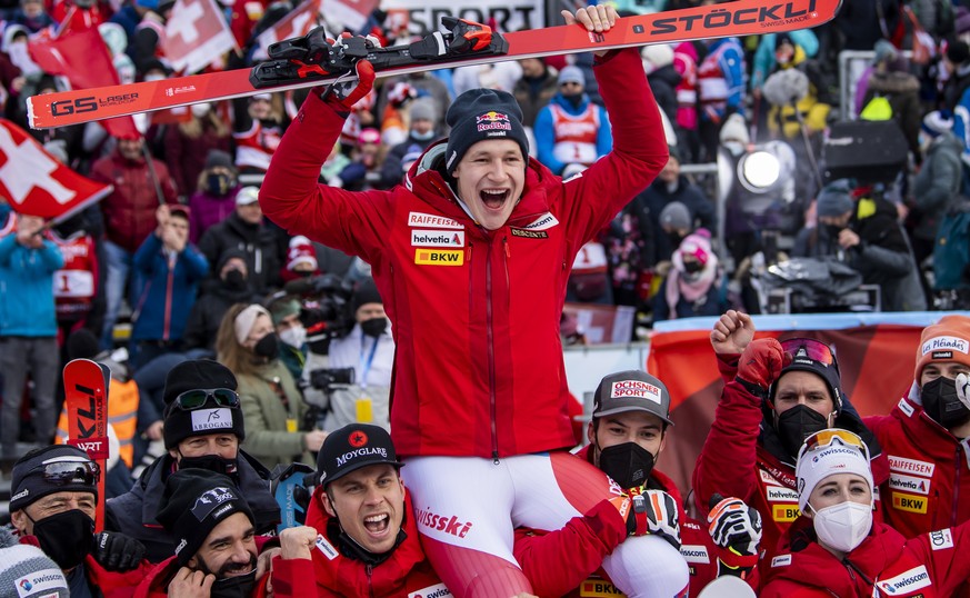 epa09673876 Winner Marco Odermatt of Switzerland celebrates with the Swiss Ski Team after the men's giant slalom race at the Alpine Skiing FIS Ski World Cup in Adelboden, Switzerland, 08 January  ...