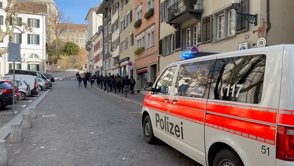 Nach dem Angriff auf einen Zivilpolizisten flieht die Junge Tat vor der Zürcher Stadtpolizei.