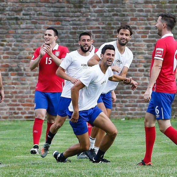 Novak Djokovic beim Fussballplausch in Serbien.