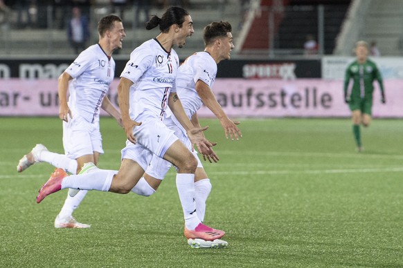 Aaraus Spielere feiern ihren Treffer zum 1-2 im Fussball Meisterschaftsspiel der Challenge League zwischen dem FC Thun und dem FC Aarau, am Freitag, 6. August 2021, in der Stockhorn Arena in Thun. (KE ...