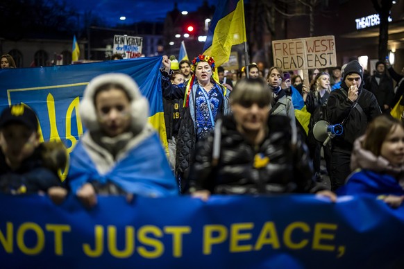 People take part in a protest against the Russian invasion of Ukraine on February 24, 2025 to mark the three year anniversary of the Russian invasion, in Zurich, Switzerland. (KEYSTONE/Michael Buholze ...